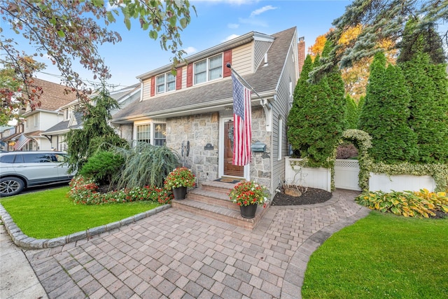 view of front of house featuring a front lawn