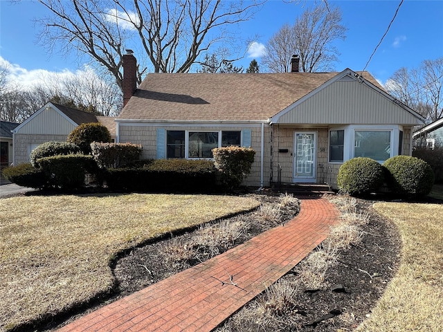 view of front of house with a front lawn