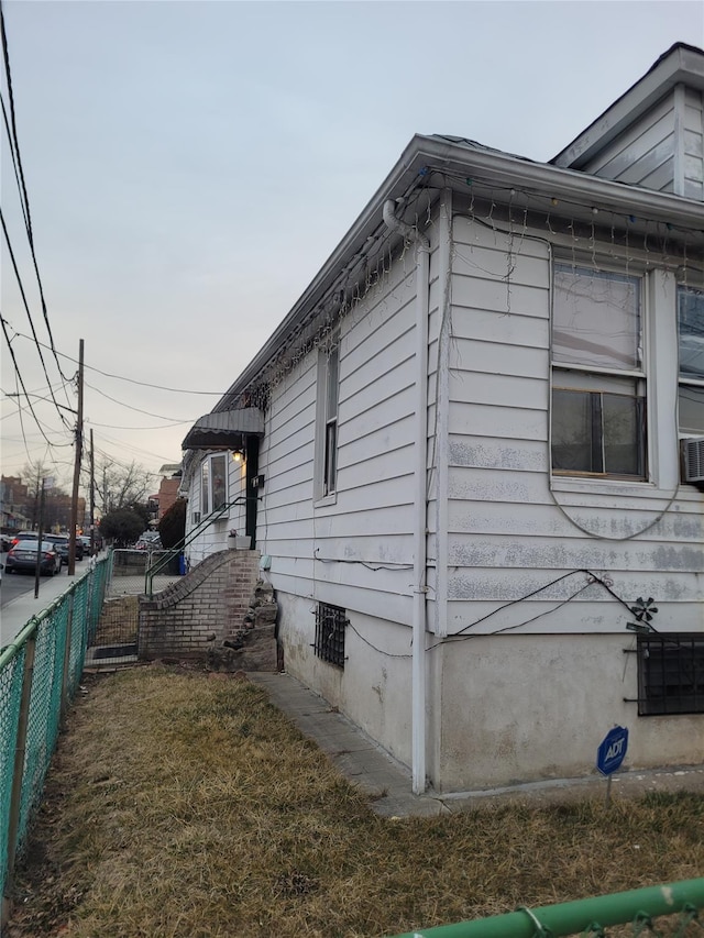 view of side of property featuring a lawn