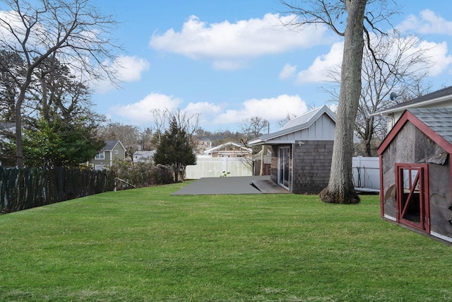 view of yard with a storage unit