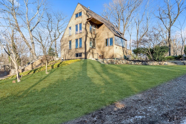 view of front of property featuring a front lawn