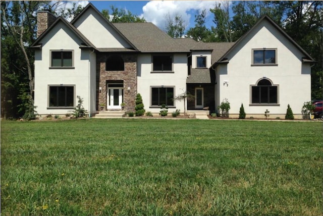 view of front facade featuring a front yard