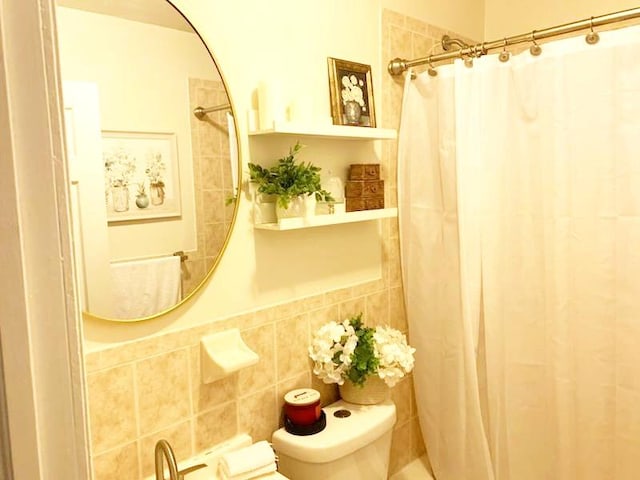bathroom with toilet and a shower with shower curtain