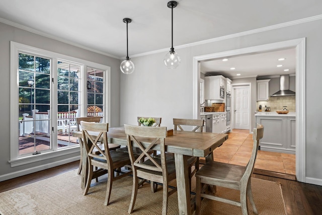 dining area featuring baseboards, recessed lighting, light wood-style flooring, and crown molding