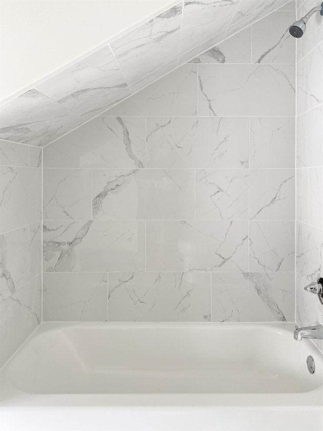 bathroom featuring tiled shower / bath combo