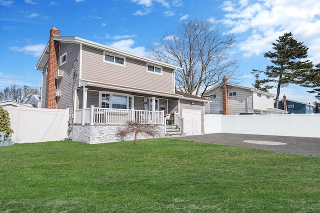 view of front of property featuring a front yard and covered porch