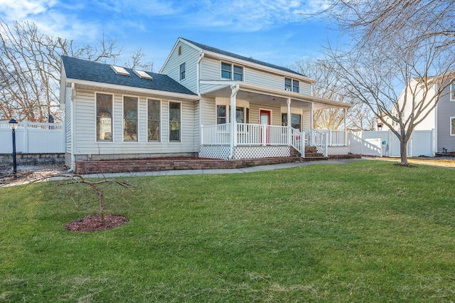 view of front facade featuring a porch, fence, a front lawn, and a shingled roof