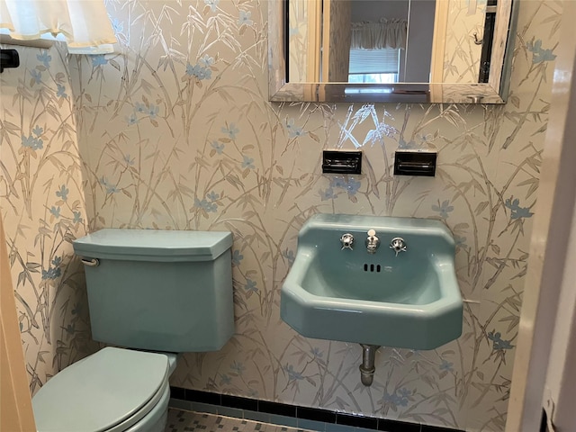 bathroom featuring toilet and sink