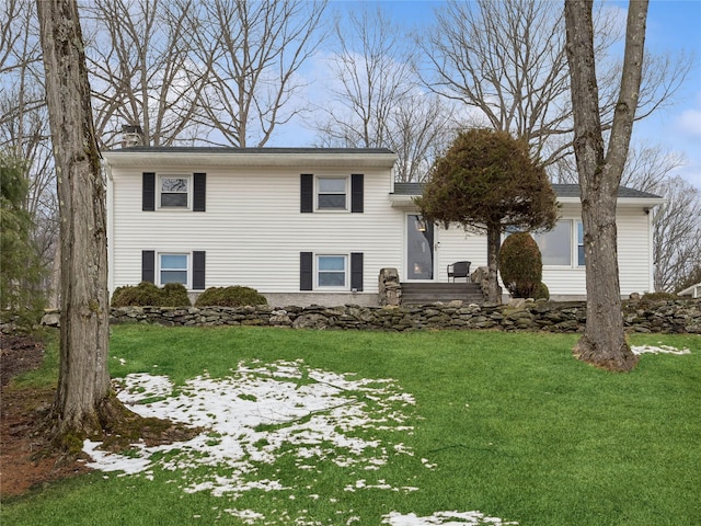 view of front facade featuring a front lawn