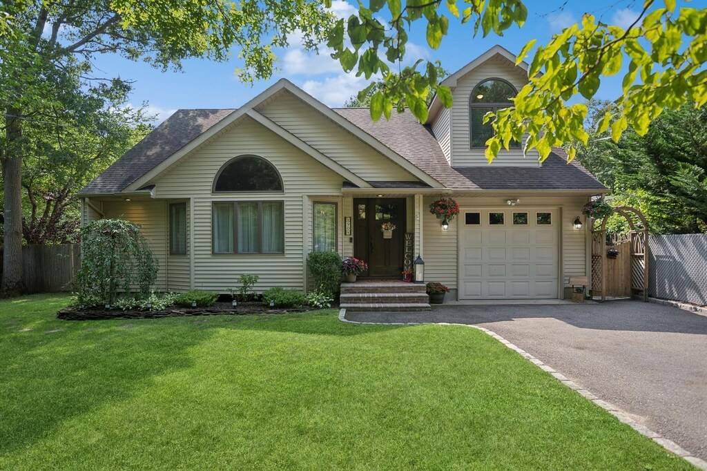 view of front facade featuring a garage and a front lawn