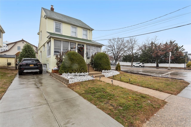 view of front of property with a front lawn