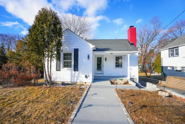 view of front facade with a front yard and covered porch