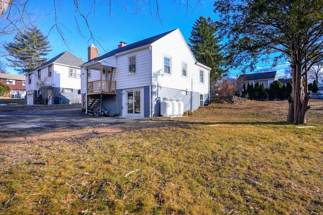 view of side of property featuring a yard