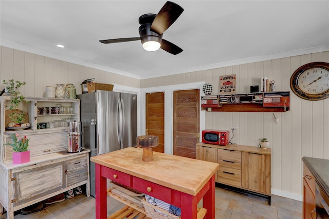 kitchen with crown molding, stainless steel fridge, and ceiling fan