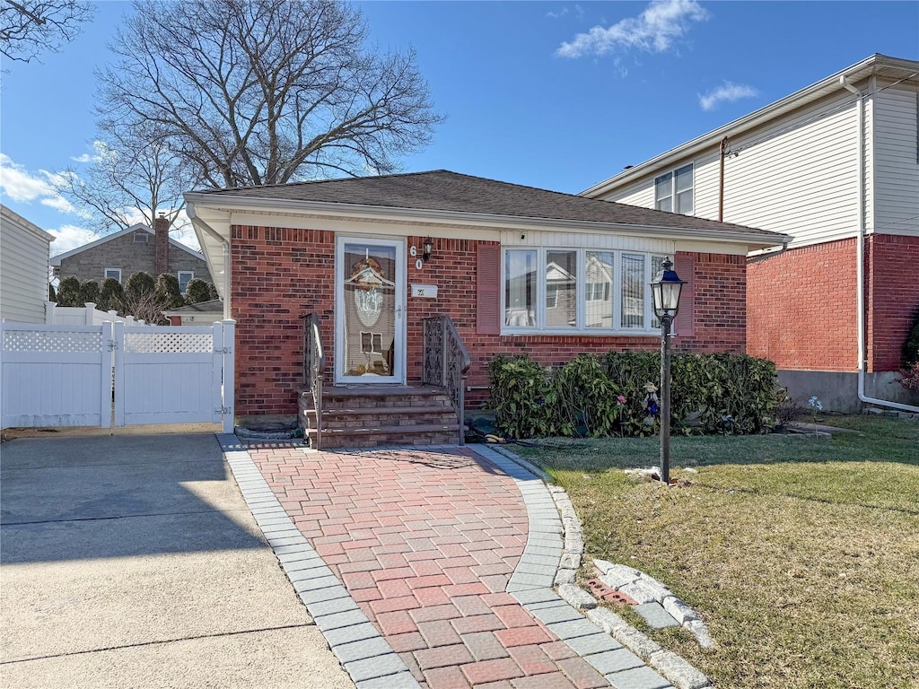 view of front of house with a front lawn