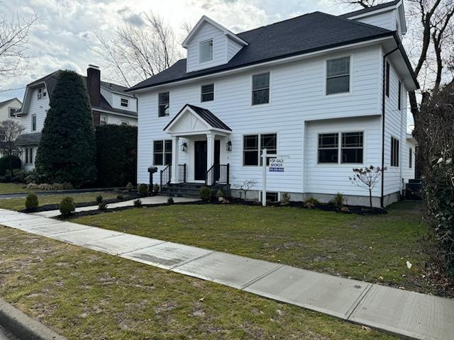 view of front facade with a front yard