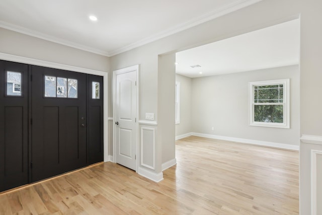 entryway with light wood-type flooring, recessed lighting, baseboards, and ornamental molding