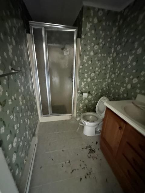 full bathroom featuring a shower stall, wallpapered walls, vanity, and toilet