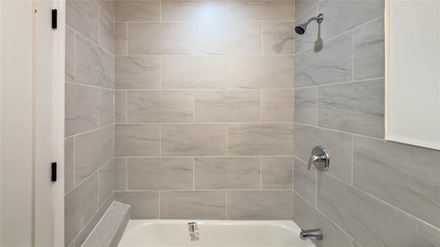 bathroom featuring tiled shower / bath combo