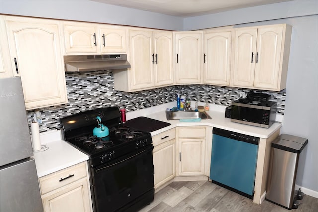 kitchen with stainless steel appliances, sink, backsplash, and light wood-type flooring