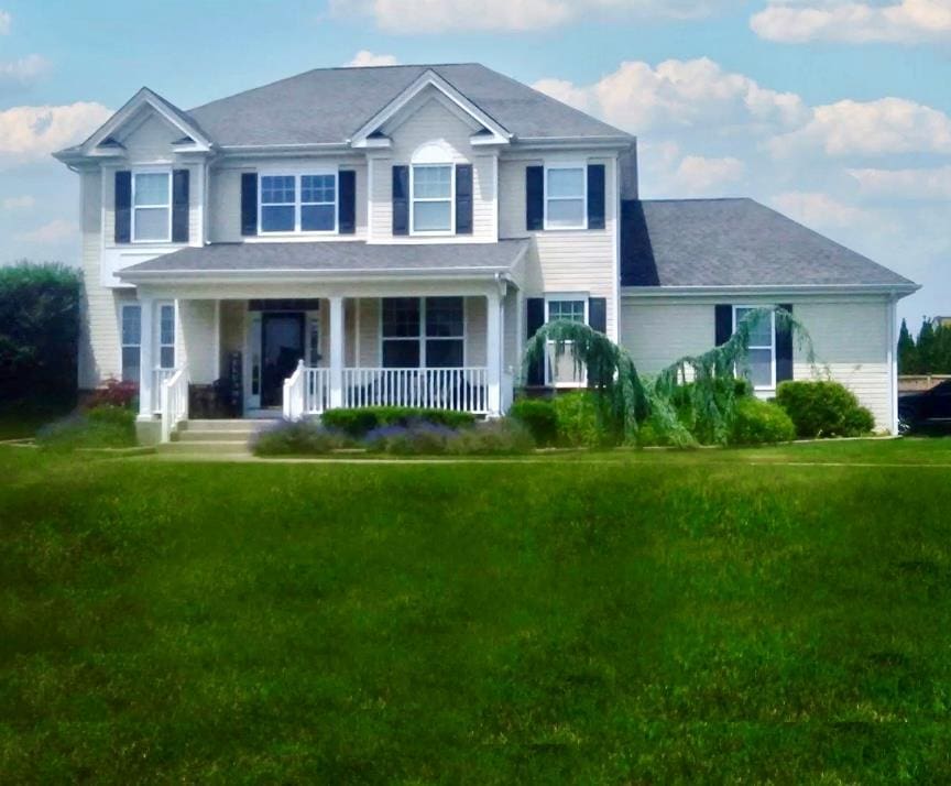 view of front of property featuring a porch and a front yard