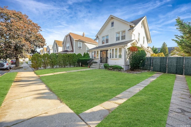 view of front of property featuring a front yard