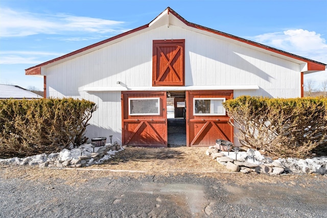 view of front of property featuring an outbuilding