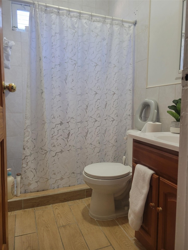 bathroom with vanity, toilet, and curtained shower