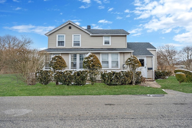 view of front of property featuring a front yard