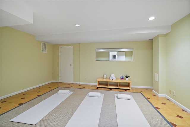 finished basement featuring visible vents, baseboards, and recessed lighting