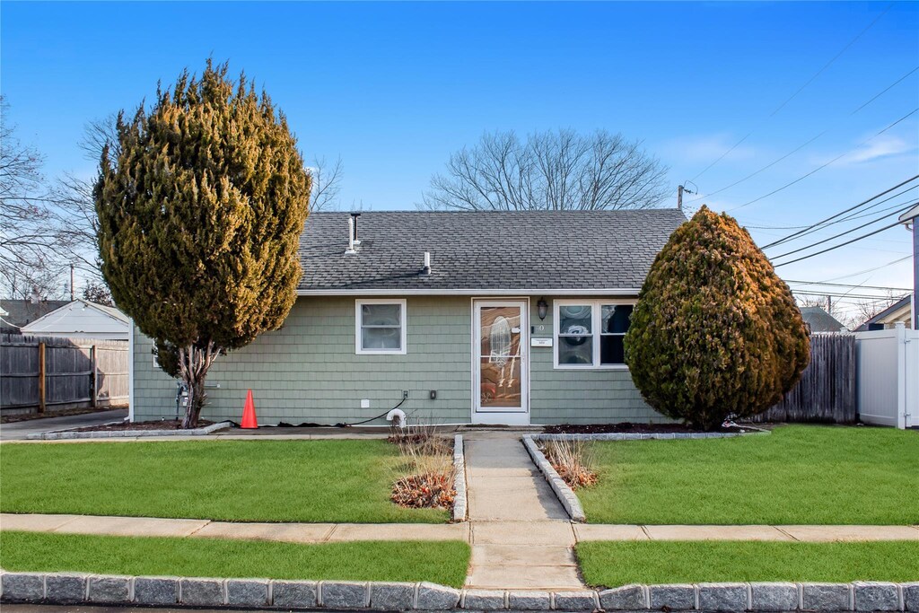 40 Somerset Rd E, Amityville, NY 11701 - photo 1