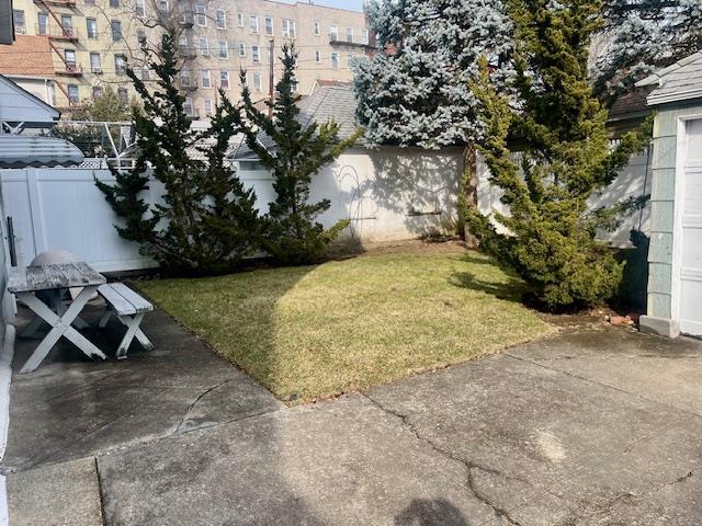 view of yard with a patio area