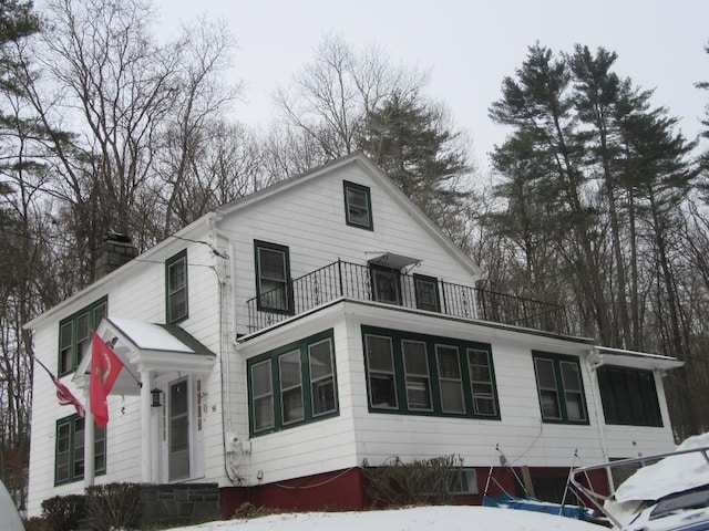 view of front of property featuring a balcony