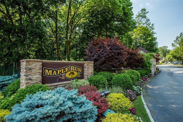 view of community / neighborhood sign