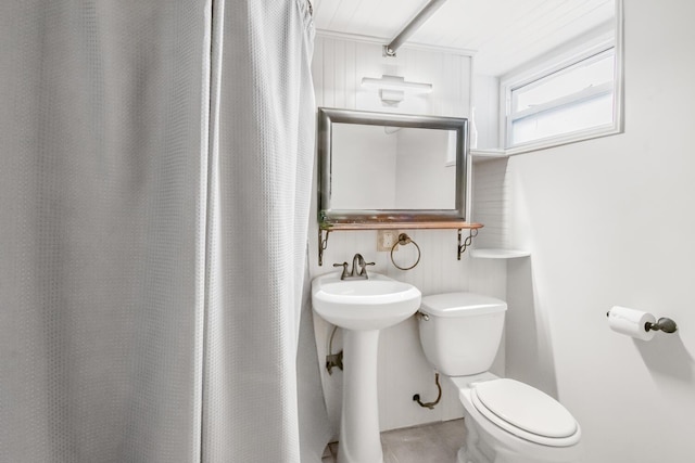 bathroom featuring toilet and sink