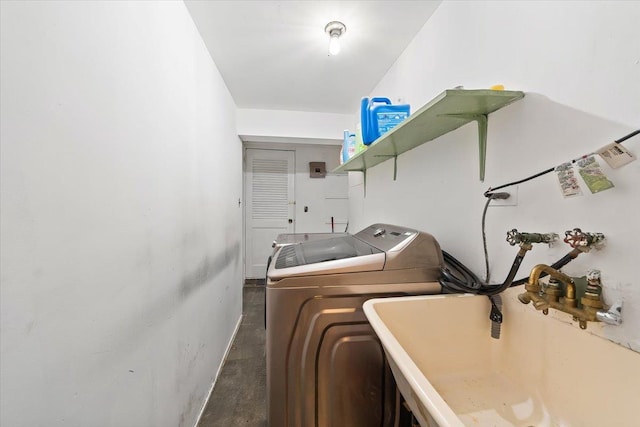 washroom featuring sink and washing machine and dryer