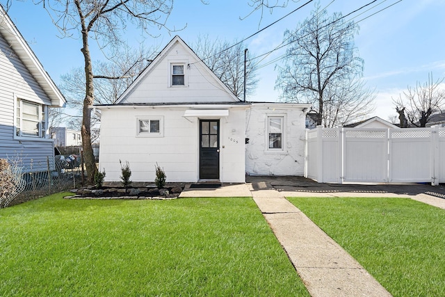 view of front of home featuring a front yard