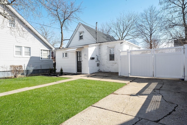 view of front facade featuring a front lawn