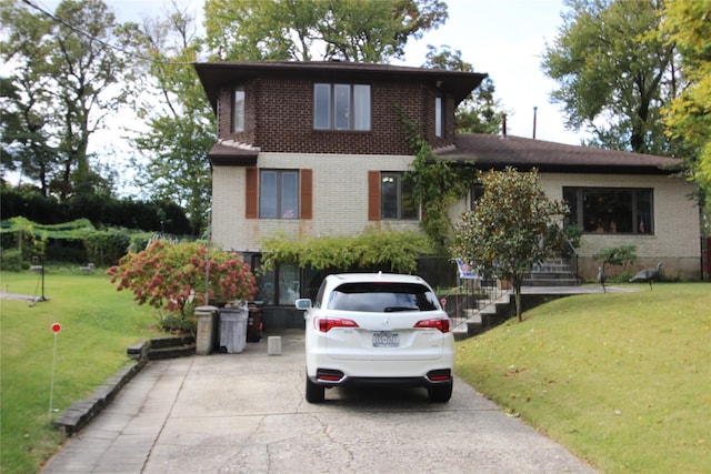 view of front of home featuring a front yard