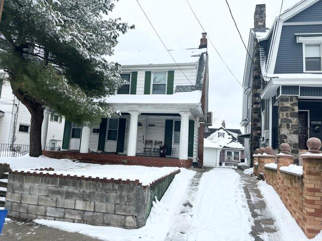 view of front of house featuring covered porch