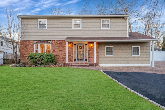 view of front facade featuring a front yard