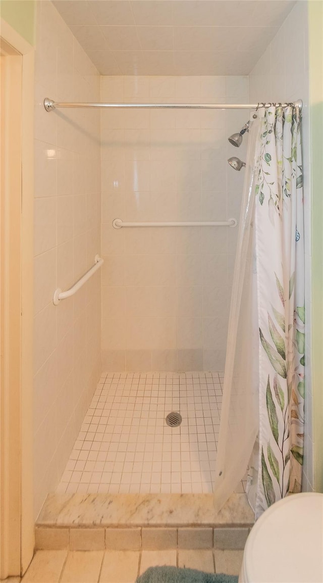 bathroom with curtained shower and toilet