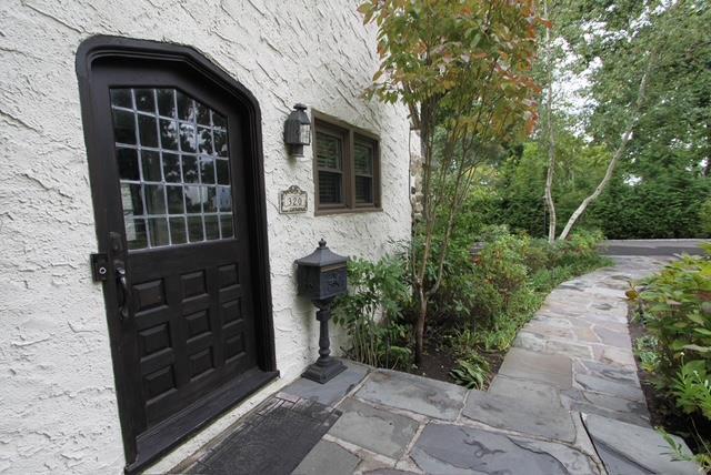 entrance to property with stucco siding