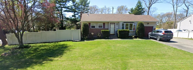 view of front of house featuring a front lawn