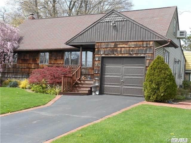 view of front of property featuring a garage and a front yard