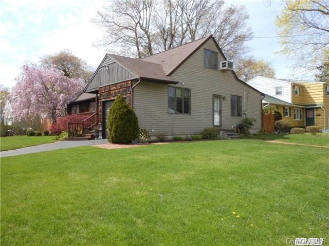 view of side of property featuring a lawn