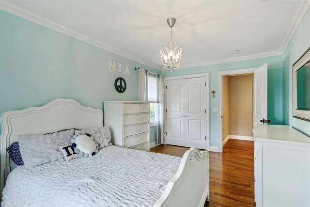 bedroom with baseboards, dark wood-style flooring, a notable chandelier, and crown molding