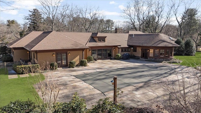 view of front of property featuring a front yard