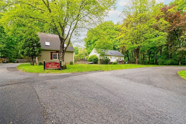 view of front of home featuring a front lawn