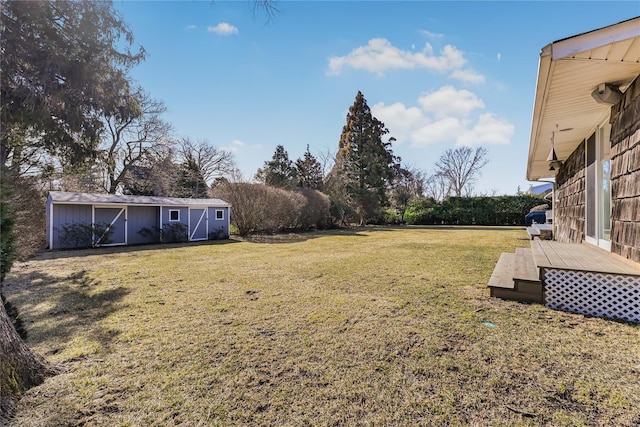 view of yard featuring a shed